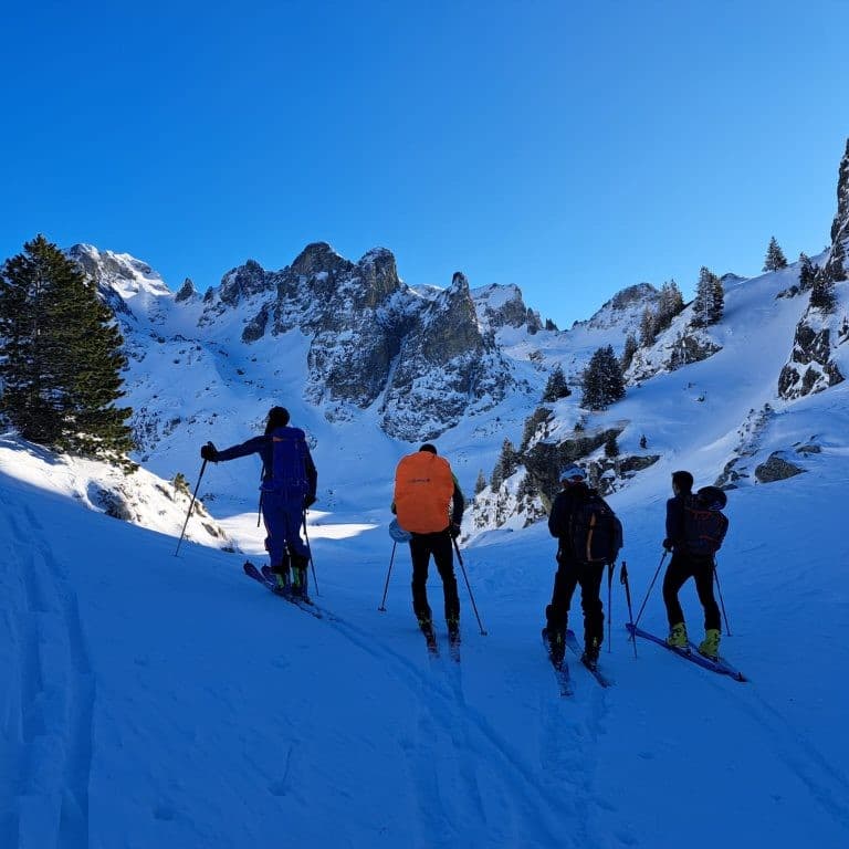 Vue sur les montagnes depuis une fenêtre de refuge
