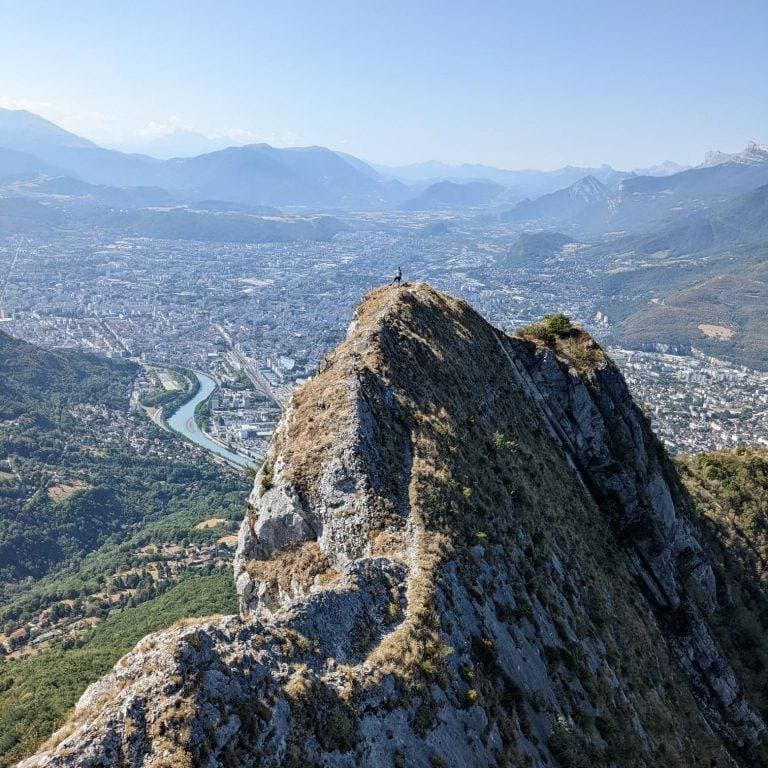 Groupe de skieurs de randonnée dans les montagnes